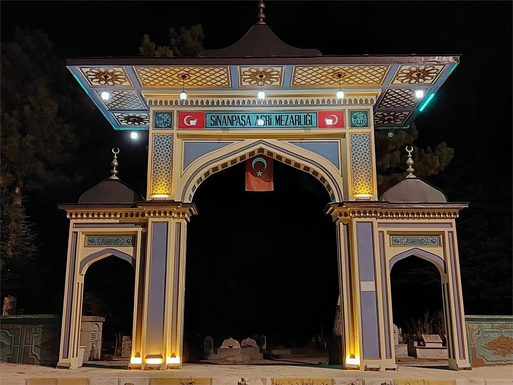 Sinanpaşa Mezarlık Giriş Kemeri